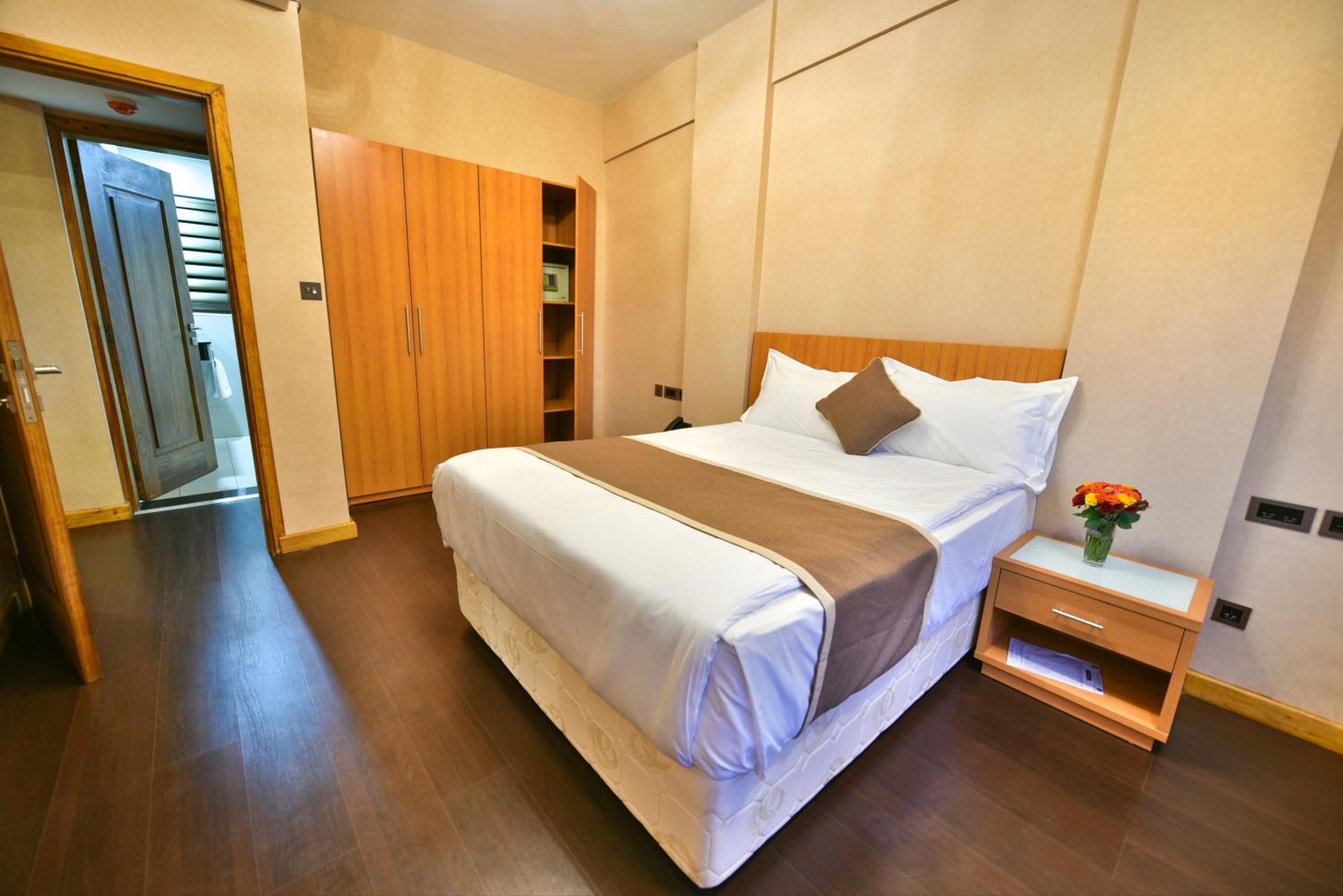 Speke Apartments Wampewo カンパラ エクステリア 写真