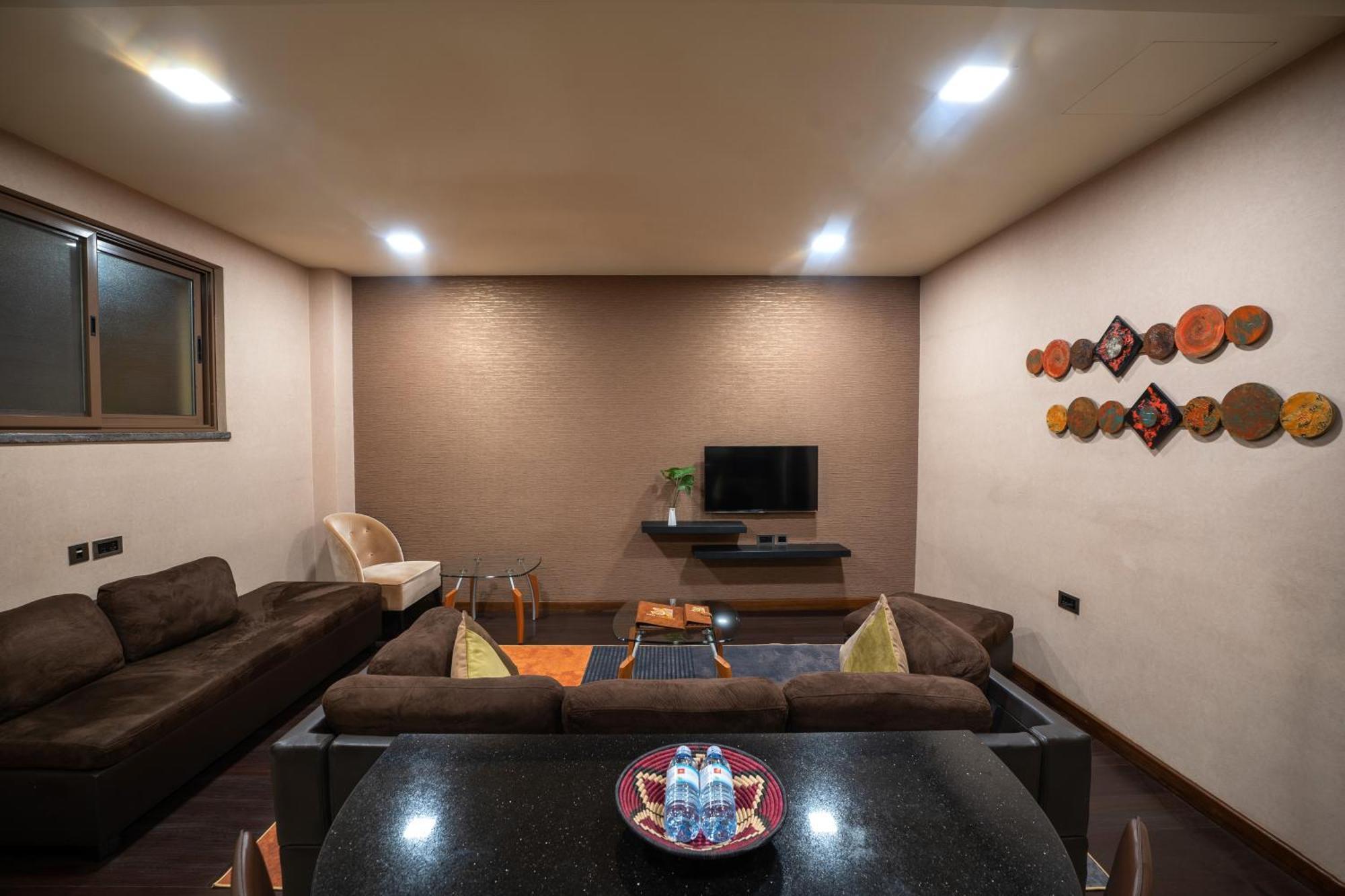 Speke Apartments Wampewo カンパラ エクステリア 写真